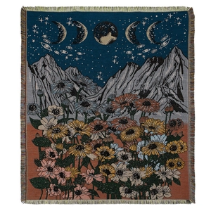 Coperta tessuta boho con fasi lunari, montagne e motivi di fiori selvatici colorati