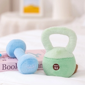 Peluche a forma di manubrio e kettlebell con dettagli ricamati da 5kg e 10LB