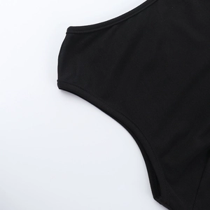 Dettaglio dell'orlo a doppia cucitura su un top corto in maglia nera con girocollo