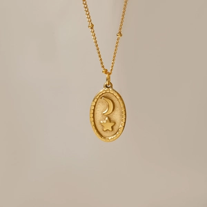 Dettaglio della collana placcata oro 18K con rilievo luna e stella su ciondolo ovale