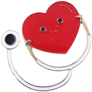Broche stéthoscope cœur mignon avec visage souriant rouge et détails en alliage doré