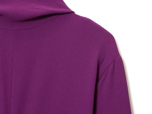 Vue macro de la texture du tissu crêpe violet avec coutures d'épaule du mini robe chic