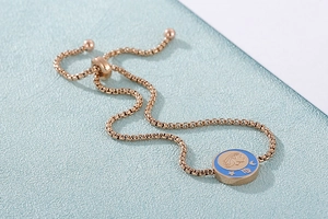 Dettaglio del bracciale zodiaco Vergine in oro rosa con smalto blu e chiusura regolabile