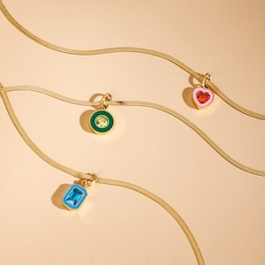 Tre collane a serpente placcate in oro 18k con ciondoli colorati in smalto e pietre