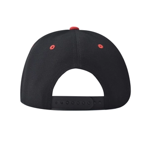 Detail der Brooklyn Hip-Hop-Cap mit schwarzem Snapback-Verschluss und roten Stickereien