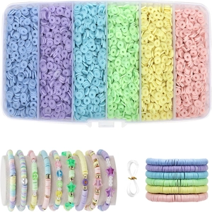 Détail du kit de perles en argile multicolores avec fil et exemples de bracelets