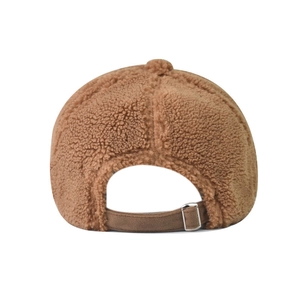 Dettaglio del cappellino in lana di agnello marrone con cinturino regolabile e fibbia