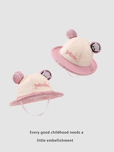 Dettaglio cappello da sole rosa per neonati con orecchie di panda e lacci morbidi