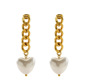 Detail of 18K gold-plated chain earrings with 3D heart-shaped pearl pendants