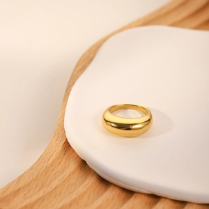 Französischer Vintage-Ring aus 18k vergoldetem Edelstahl auf Steinsockel im Retro-Stil