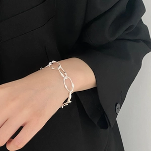 Unregelmäßiges 925 Sterling Silber Gliederkettenarmband getragen am Handgelenk auf Schwarz