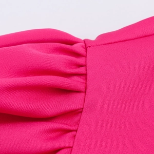 Elegantes rosa Set mit Puffärmeln, bauchfreiem Top und strukturiertem Faltenstoff-Detail