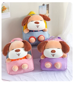Dettaglio di tre zaini di peluche a forma di cane per bambini in tonalità pastello