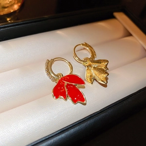 Macro de boucles d'oreilles feuille d'érable avec émail rouge et zircons pavés
