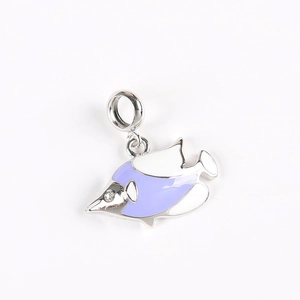 Vue détaillée du pendentif poisson en argent avec émail violet et petite pierre précieuse