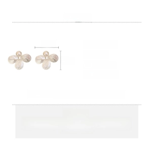 Detailed size chart for shell flower stud earrings featuring 3.6x2.9cm dimensions and 7g weight