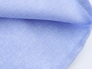Macro-opname van lichtblauwe linnenlook stof met fijne textuur en stiksels