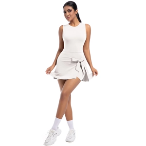Dettaglio vestito da tennis bianco con fiocco e gonna a pieghe per sport da donna