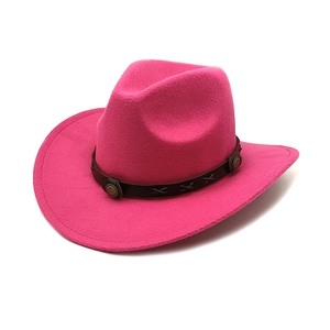 Détail d'un chapeau de cow-boy en feutre rose vif avec bande en similicuir et clous en métal