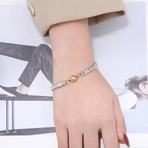 Bracelet tendance en acier doré avec zircons carrés et fermoir magnétique pour femmes