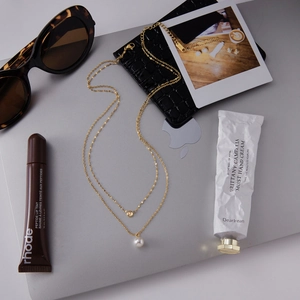 Mise à plat d'un collier double rang doré avec pendentif perle et poinçon S925