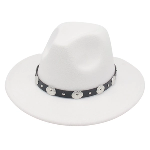 Détail d'un chapeau fedora en feutre blanc avec ceinture noire et clous métalliques