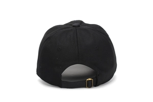 Détail arrière de la casquette noire avec boucle métallique et texture en coton sergé