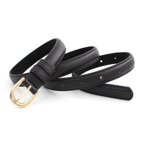 Ceinture fine en cuir noir pour femme avec boucle en U dorée sur un fond blanc minimaliste
