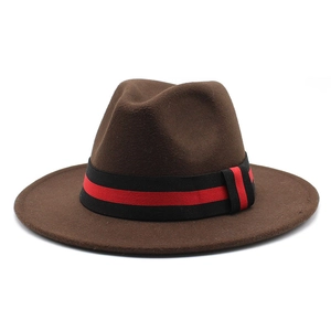 Πλάγια όψη καφέ μάλλινου καπέλου fedora με διακοσμητική ταινία σε μαύρο και κόκκινο