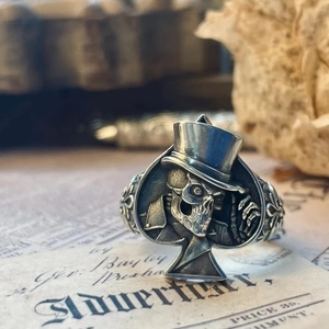 Bague punk vintage avec tête de mort en forme d'as de pique et finition argentée