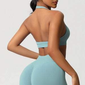 Détail de l'ensemble de yoga côtelé sans couture avec brassière dos nu et dos ouvert