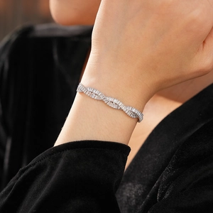 Gros plan détaillé d'un bracelet torsadé argenté serti de zircons sur un poignet