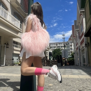 Pink faux fur heart-shaped shoulder bag for women made of fluffy plush material