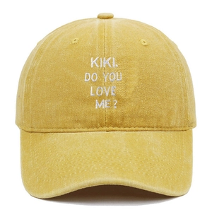 Dettaglio del ricamo bianco KIKI DO YOU LOVE ME su cappello da baseball vintage in cotone