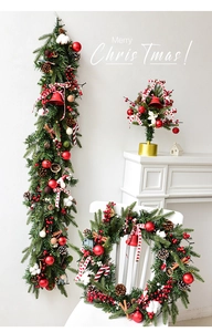 Detail van Noordse kerstslinger met dennenappels, bessen en geruite linten decoratie