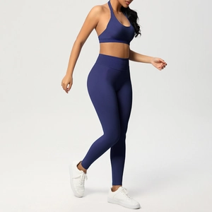 Dettaglio del set reggiseno sportivo allacciato al collo e leggings a vita alta