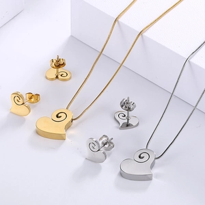 Elegante set di gioielli in oro e argento con ciondoli a cuore e motivo a spirale