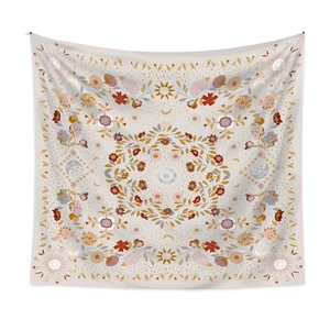 Detail eines böhmischen Wandteppichs mit Sonnen- und Mondmuster sowie Blumenmotiven