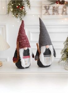 Détail de gnomes de Noël en peluche avec skis en bois dans un décor de fête chaleureux