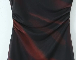 Dettaglio del tessuto mesh sfumato rosso e nero con trama arricciata e finitura velata