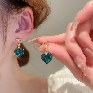 Elegant heart-shaped gold plated earrings with emerald green zircon gemstones for women