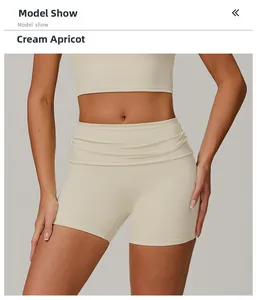 Détail du short de yoga taille haute en couleur abricot crème avec ceinture élastique
