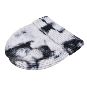 Bonnet en tricot tie-dye noir et blanc avec bord roulé pour l'hiver et l'extérieur