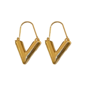 Boucles d'oreilles pendantes en V doré poli avec design métallique minimaliste