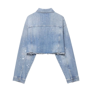Détail du dos d'une veste en jean bleu clair avec strass argentés et aspect délavé