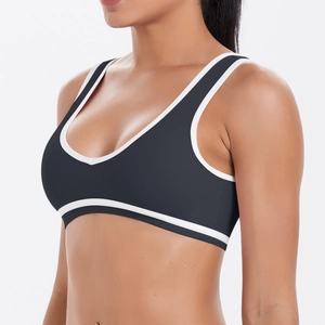 Détail du soutien-gorge de sport brossé avec passepoil contrasté et tissu extensible