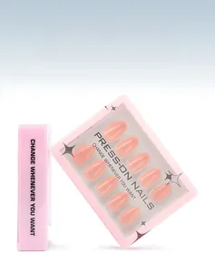 Dettaglio di 30 pezzi di unghie finte mandorla rosa nudo in confezione rosa