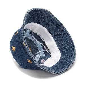 Chapeau bob en jean bleu avec broderies florales et bandeau de sudation réglable