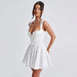 Detail von geblümtem Rüschenausschnitt und schmaler Silhouette am weißen Sommerkleid