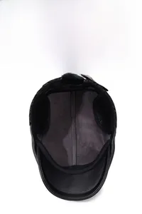 Dettaglio cappello in pelle nera con fodera in pile grigio e paraorecchie protettivi